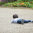 転んでしまった男の子