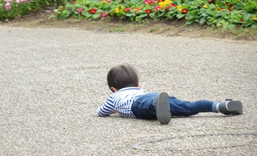 転んでしまった男の子