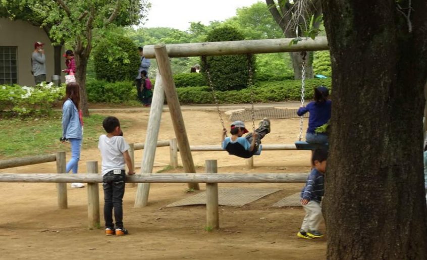 公園で遊ぶこどもたち